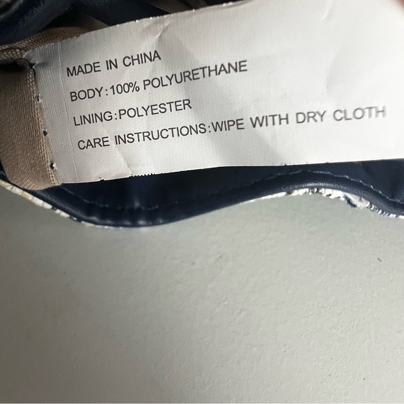 Sondra Roberts Squared Bucket Crossbody Handbag - Picture 7 of 11